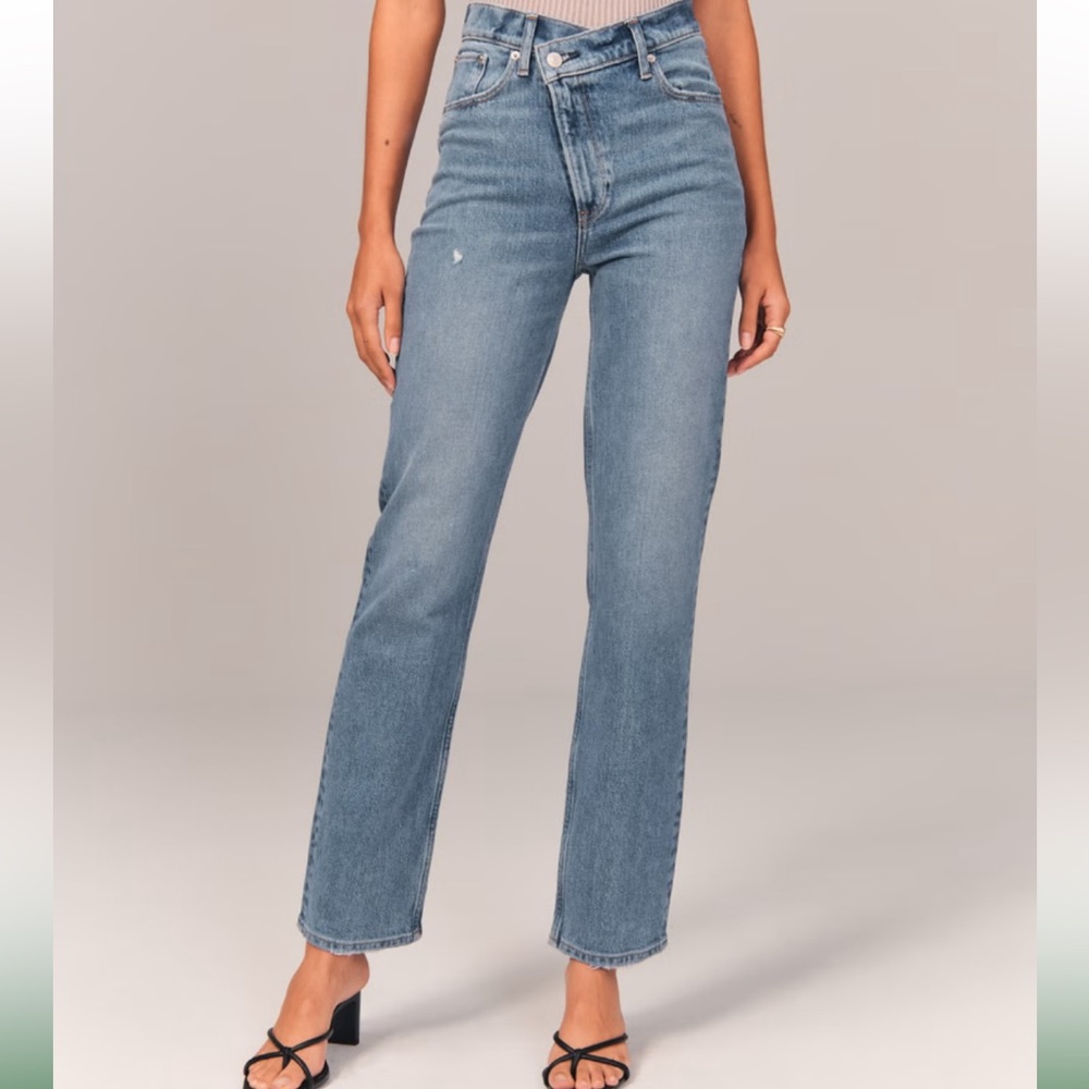 Abercrombie & Fitch - Ultra High Rise 90s Straight Jeans - 30 Short